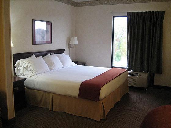 Holiday Inn Express Hotel & Suites Charleston-Southridge By Ihg Rom bilde